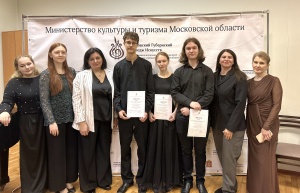 ИГРАЮТ ВЫПУСКНИКИ