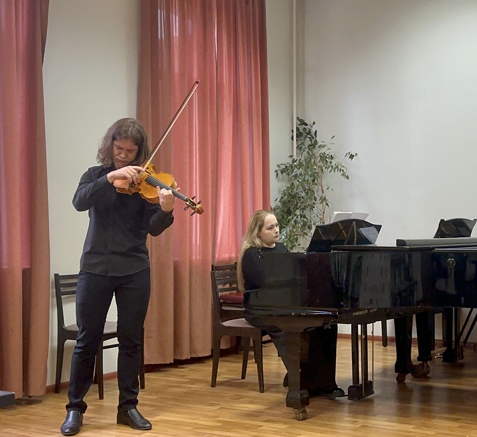 ИГРАЮТ ВЫПУСКНИКИ