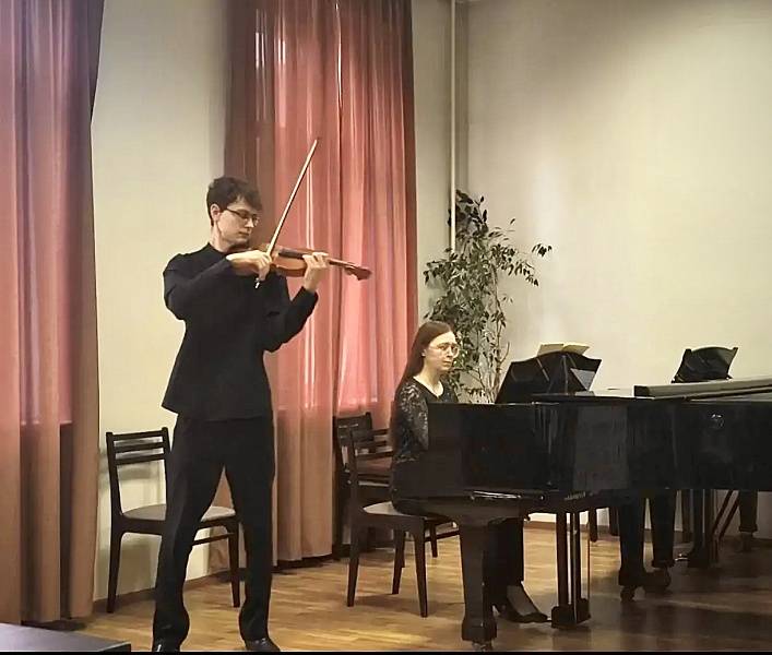 ИГРАЮТ ВЫПУСКНИКИ